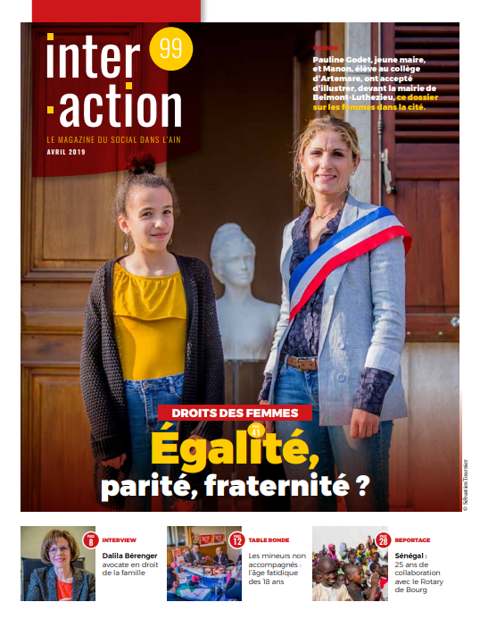 Couverture du Magazine #99 : "droit des femmes : égalité, parité, fraternité ?" - on voit une femme élue et une élève de collège poser devant un bâtiment institutionnel