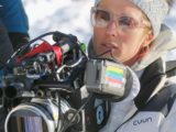 Charlène favier, cinéaste, tenant sa caméra dans la neige sur le tournage de Slalom