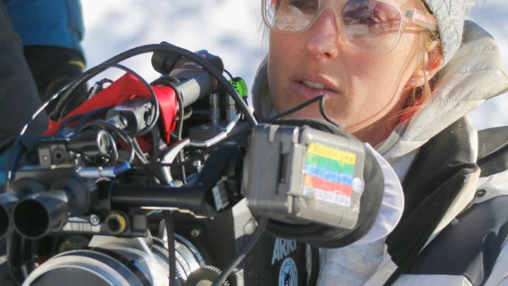 Charlène favier, cinéaste, tenant sa caméra dans la neige sur le tournage de Slalom