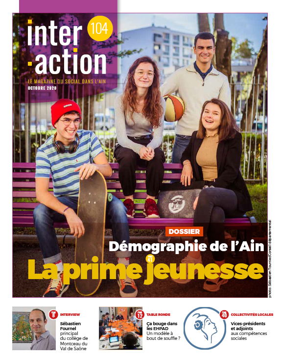 Couverture du Magazine #104 : des jeunes sourient et posent sur un banc avec skate, ballon, .... titre du dossier : "démographie de l'Ain - la prime jeunesse"