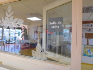 Salle de soins vue à travers les vitres