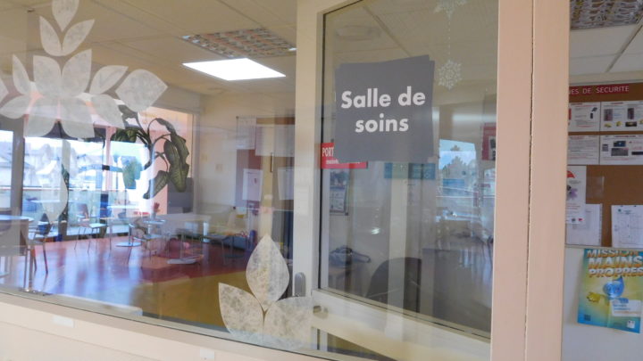 Salle de soins vue à travers les vitres