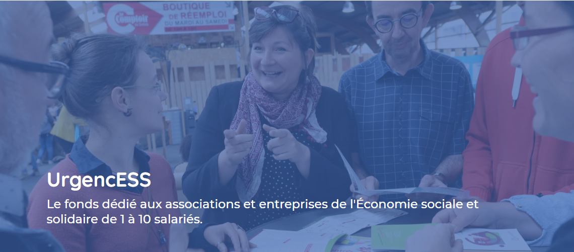 des personnes se rencontrent autour de flyers, souriant. le titre "urgencESS" et "le fonds dédié aux associations de l'ESS de 1 à 10 salariés" est écrit dessus l'image