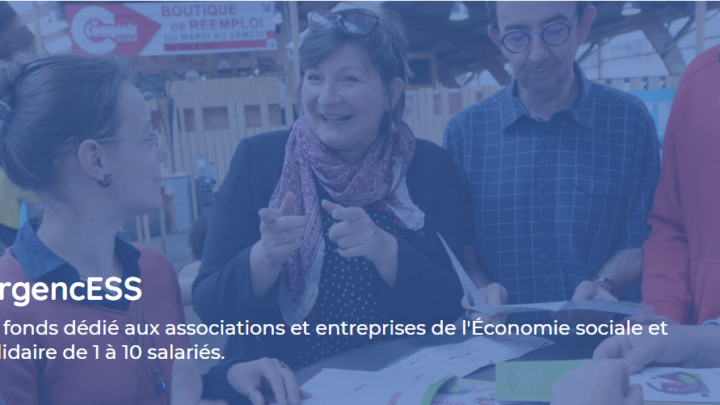 des personnes se rencontrent autour de flyers, souriant. le titre "urgencESS" et "le fonds dédié aux associations de l'ESS de 1 à 10 salariés" est écrit dessus l'image