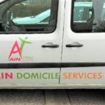 véhicule logoté d'Ain Domicile Service (vue côté conducteur)