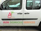 véhicule logoté d'Ain Domicile Service (vue côté conducteur)