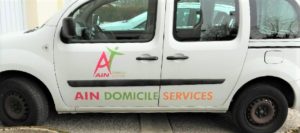 véhicule logoté d'Ain Domicile Service (vue côté conducteur)