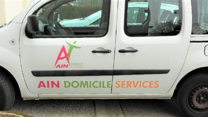 véhicule logoté d'Ain Domicile Service (vue côté conducteur)