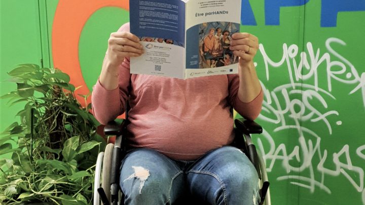 Un femme enceinte lit le magazine