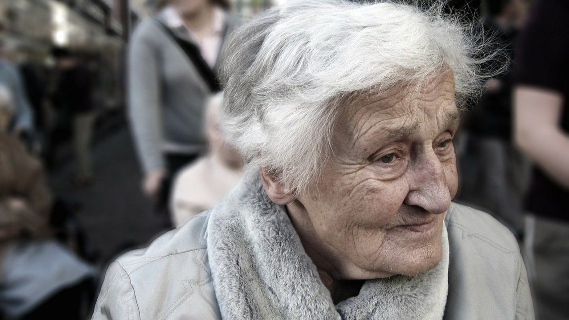 Femme âgée marchant dans la rue