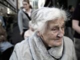 Femme âgée marchant dans la rue