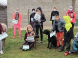 un groupe de jeunes et d'adultes accompagnés de chiens, ane, brebis et autres animaux pour la marche organisée.