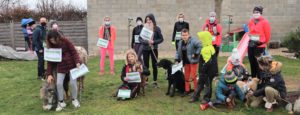 un groupe de jeunes et d'adultes accompagnés de chiens, ane, brebis et autres animaux pour la marche organisée.