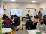 salle de classe remplie de jeunes gens