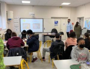 salle de classe remplie de jeunes gens