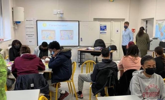 salle de classe remplie de jeunes gens