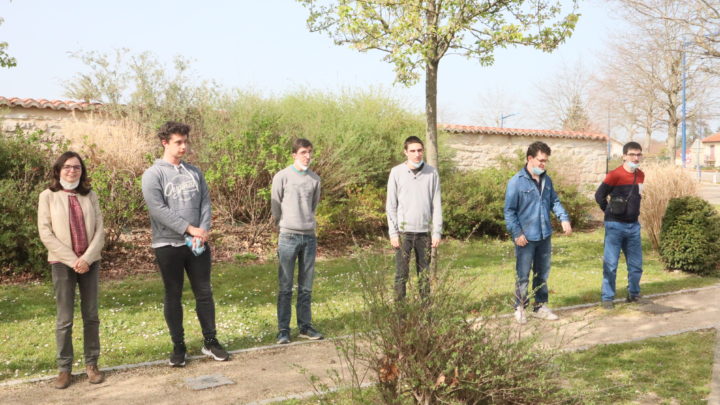 groupe de jeunes autistes dans un espace vert