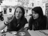 deux jeunes filles discutent à table. photo en noir et blanc