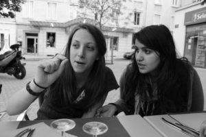 deux jeunes filles discutent à table. photo en noir et blanc