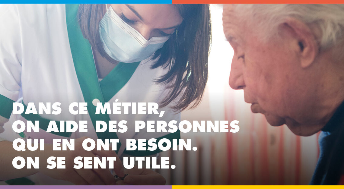 Affiche de la campagne de recrutement de l'ADMR : une aide à domicile prépare quelque chose avec son patient, le message "dans ce métier, on aide les personnes qui en ont besoin"