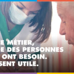 Affiche de la campagne de recrutement de l'ADMR : une aide à domicile prépare quelque chose avec son patient, le message "dans ce métier, on aide les personnes qui en ont besoin"