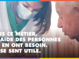 Affiche de la campagne de recrutement de l'ADMR : une aide à domicile prépare quelque chose avec son patient, le message "dans ce métier, on aide les personnes qui en ont besoin"