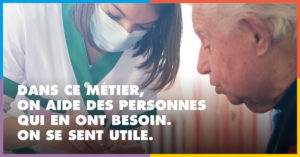 Affiche de la campagne de recrutement de l'ADMR : une aide à domicile prépare quelque chose avec son patient, le message "dans ce métier, on aide les personnes qui en ont besoin"