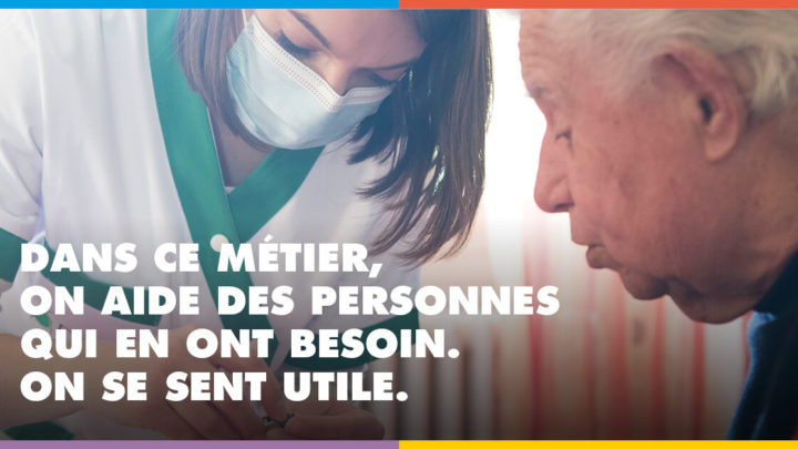 Affiche de la campagne de recrutement de l'ADMR : une aide à domicile prépare quelque chose avec son patient, le message "dans ce métier, on aide les personnes qui en ont besoin"