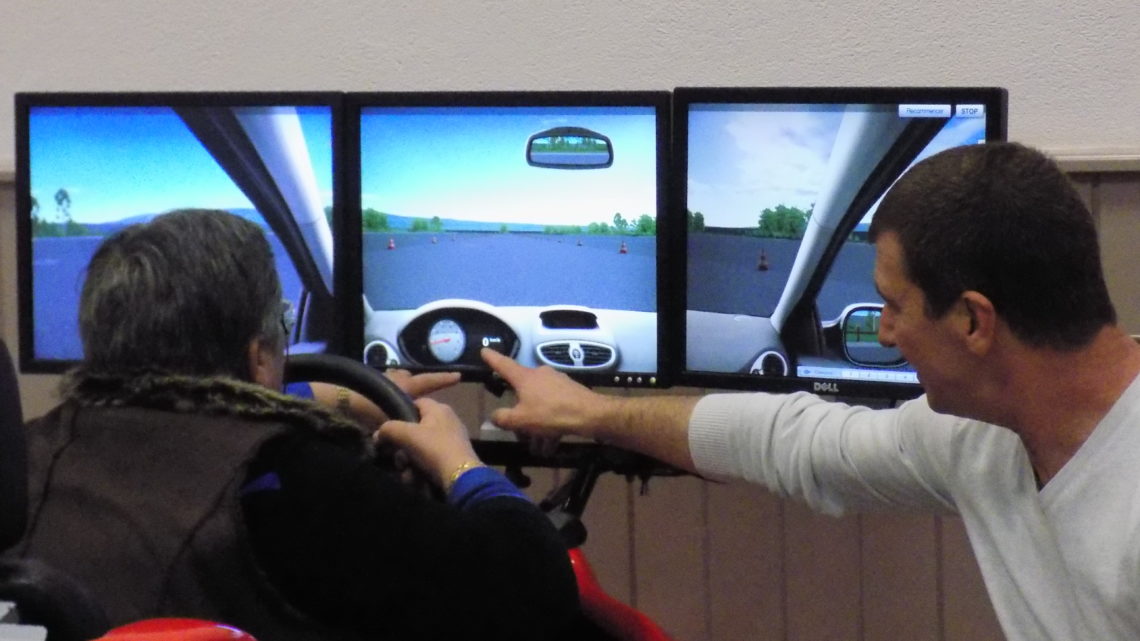 un animateur explique au participant comment utiliser les écrans de simulation dans le cadre de l'atelier de prévention routière