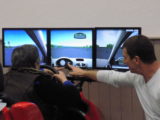 un animateur explique au participant comment utiliser les écrans de simulation dans le cadre de l'atelier de prévention routière