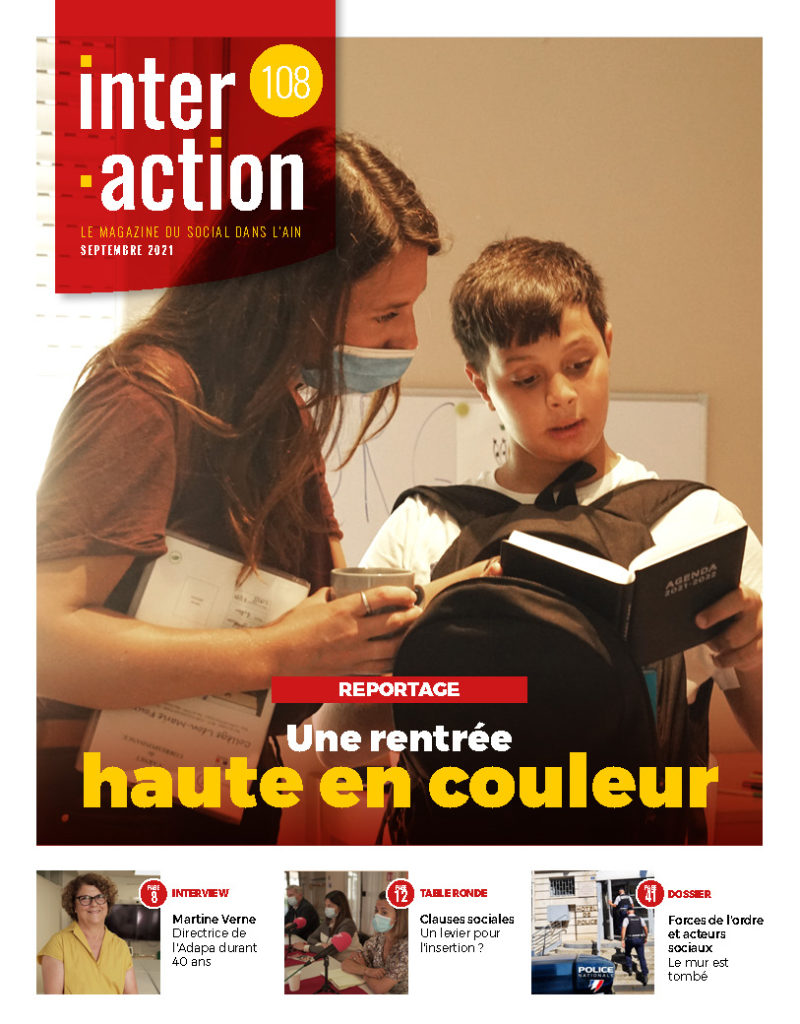 Couverture du Magazine n°108 : une jeune femme s'intéresse à un carnet ou agenda que lui montre le jeune collégien à ses côtés