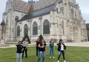 danse des gardiens devant l'abbaye de Brou