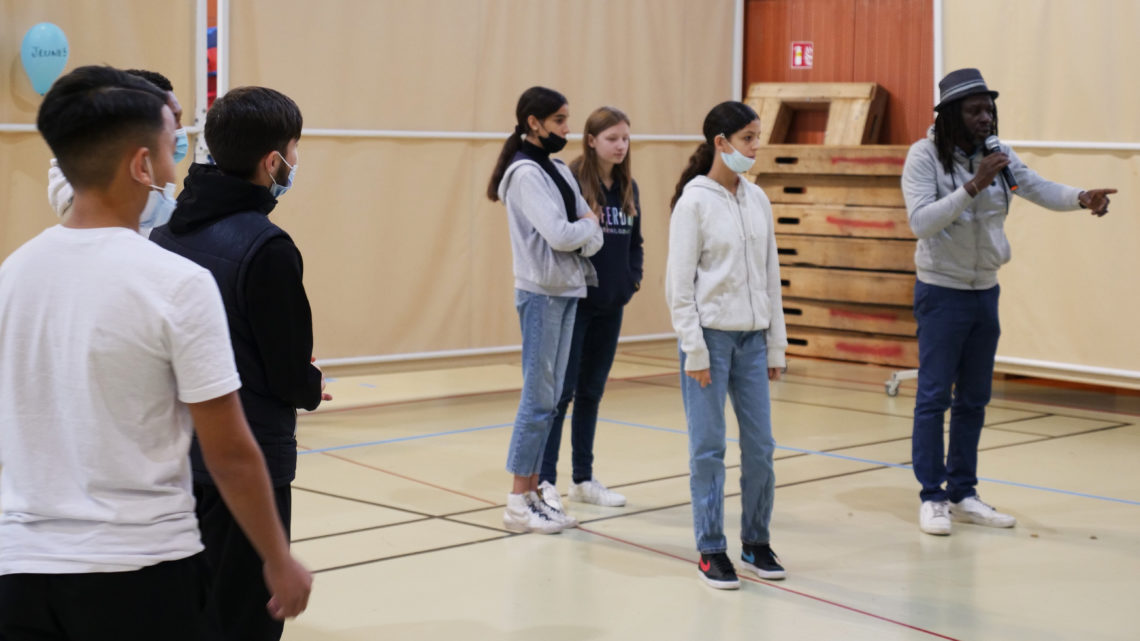 Un-groupe-de-jeunes-presentant-une-scene-avec-un-animateur