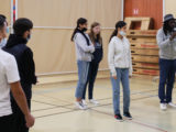 Un-groupe-de-jeunes-presentant-une-scene-avec-un-animateur