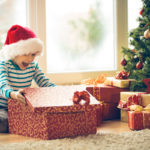 MSA Solidaire : un enfant ouvre ses cadeaux au pied du sapin de Noel