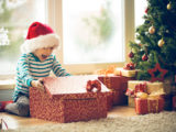 MSA Solidaire : un enfant ouvre ses cadeaux au pied du sapin de Noel