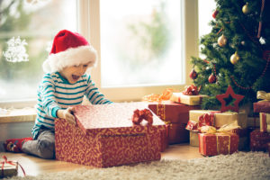 MSA Solidaire : un enfant ouvre ses cadeaux au pied du sapin de Noel