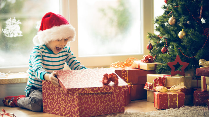MSA Solidaire : un enfant ouvre ses cadeaux au pied du sapin de Noel