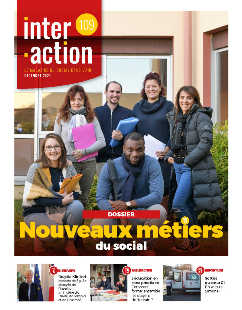 Couv-109_Les-nouveaux-métiers-du-social (groupe d'étudiants posant pour la caméra).