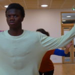 4 migrants répètent dans une salle de danse, leur spectacle "sur la route"