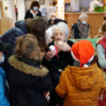 Les-enfants-offrant-des-cadeaux-aux-residents-de-la-Pergola