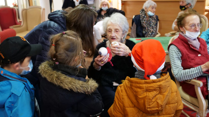 Les-enfants-offrant-des-cadeaux-aux-residents-de-la-Pergola