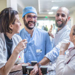 Des médecins prennent leur pause café ensemble et rient