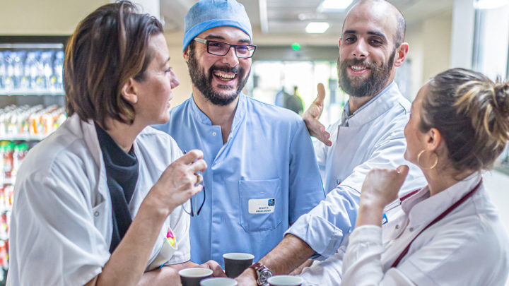 Des médecins prennent leur pause café ensemble et rient