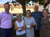 deux bénévoles, entouré du président de l'asso et deux autres personnes, reçoivent une médaille pour leur aide à l'association Fest'01