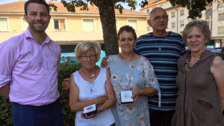 deux bénévoles, entouré du président de l'asso et deux autres personnes, reçoivent une médaille pour leur aide à l'association Fest'01