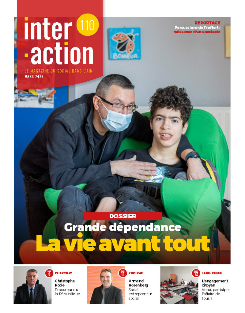 Couverture du magazine n°110 d'Interaction : un jeune handicapé pose avec son père pour illustrer le dossier sur la grande dépendance. Ils sont souriants.