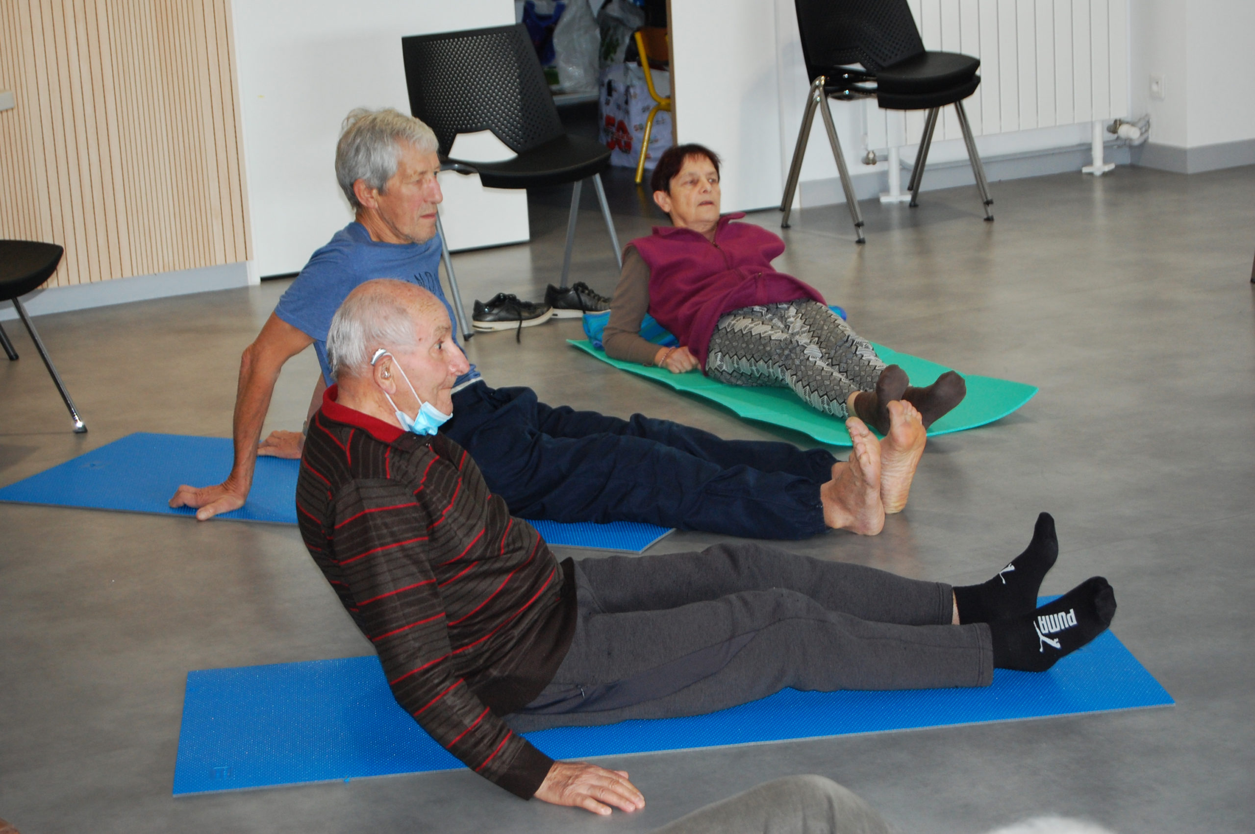 Trois séniors participent au cours de Yoga du Comité 01 Parkinson 