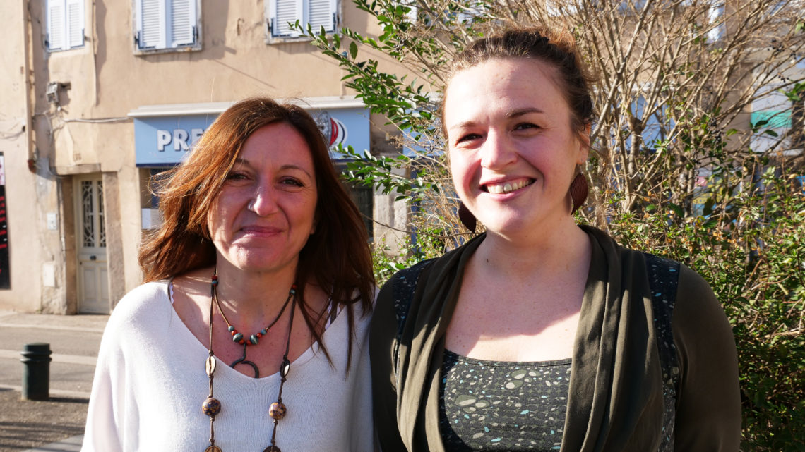 Portraits de Karene Ohana et Eva Landry fondatrices de l'association les Enfants de Bohème, souriantes et prises en photos au soleil dans une rue.