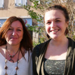 Portraits de Karene Ohana et Eva Landry fondatrices de l'association les Enfants de Bohème, souriantes et prises en photos au soleil dans une rue.